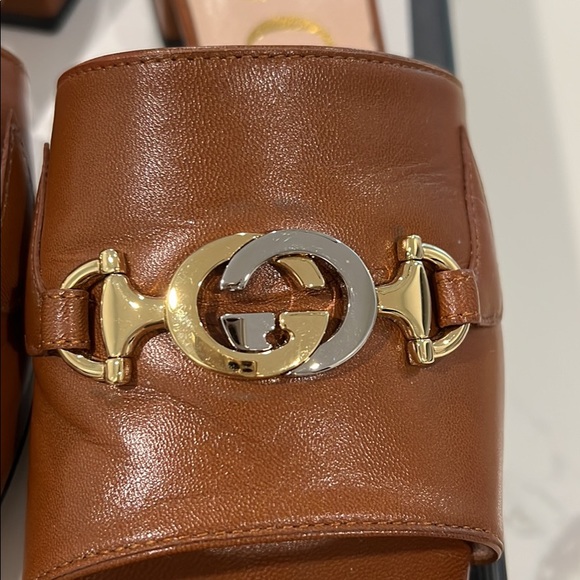 Gently used GG Zumi 25 square toe slide.
Interlocking GG logo in gold & silver. - Picture 5 of 6